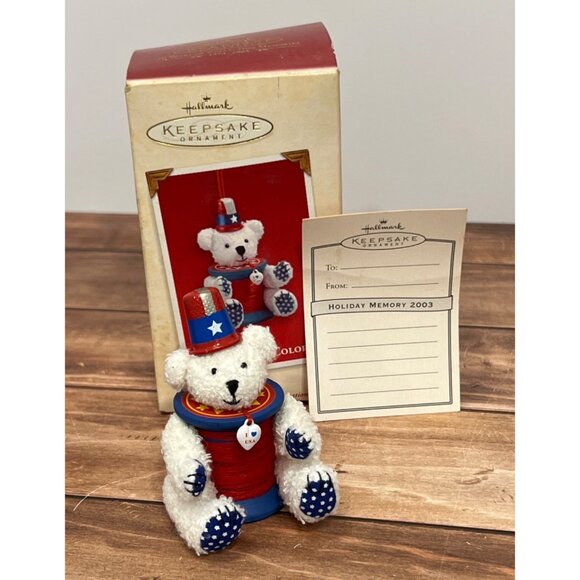 2003 HALLMARK ORNAMENT QXG2499 BEARING THE COLORS TEDDY BEAR THIMBLE SPOOL FLAG - Picture 8 of 13
